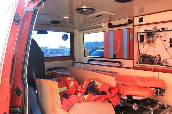 Карети швидкої допомоги, привезені Самообороною. ФОТО