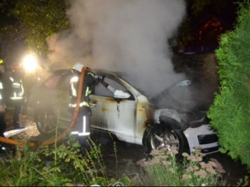 У Рівному вночі згоріла елітна автівка. ФОТО
