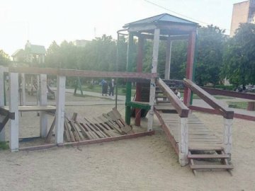 Лучани просять відремонтувати аварійний дитмайданчик