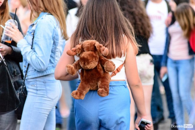 До Винника – навіть на милицях. ФОТОРЕПОРТАЖ із грандіозного концерту у Луцьку