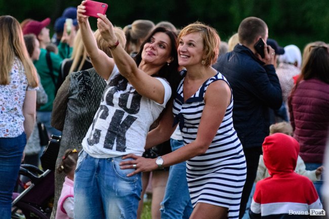 До Винника – навіть на милицях. ФОТОРЕПОРТАЖ із грандіозного концерту у Луцьку