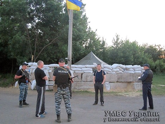 На Сході силовикам з Волині привезли на блокпост харчі та гроші. ФОТО