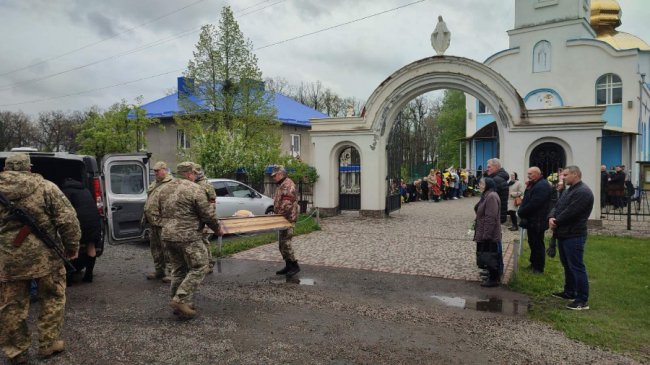 З квітами та навколішки: на Волині попрощалися із Героєм Миколою Пащуком