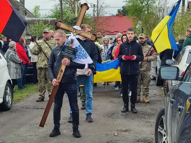 З квітами та навколішки: на Волині попрощалися із Героєм Миколою Пащуком