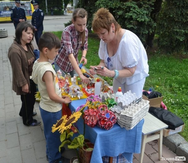 У центрі Луцька – свято учнівської пісні, танцю і вишиванки. ФОТО