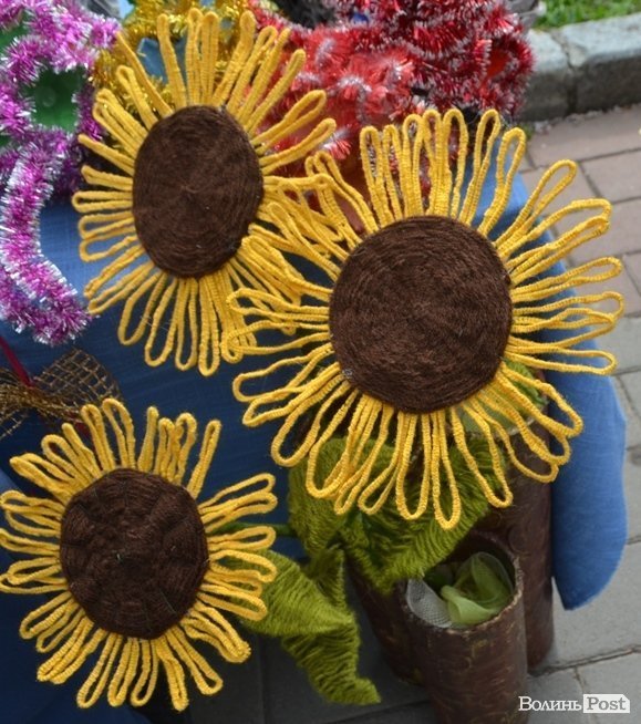 У центрі Луцька – свято учнівської пісні, танцю і вишиванки. ФОТО