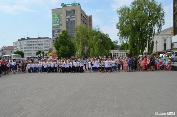 У центрі Луцька – свято учнівської пісні, танцю і вишиванки. ФОТО