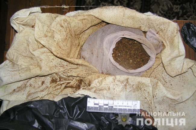 Кілограм соломки і сто грамів «травички»: на Волині у чоловіків знайшли наркотики. ФОТО