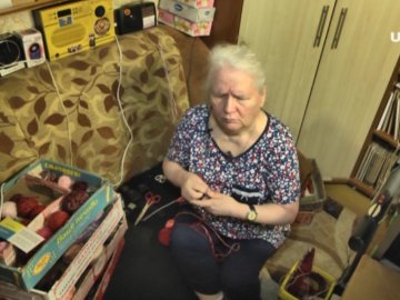 Незряча лучанка зв'язала 300 пар рукавиць для військових на передову. ВІДЕО