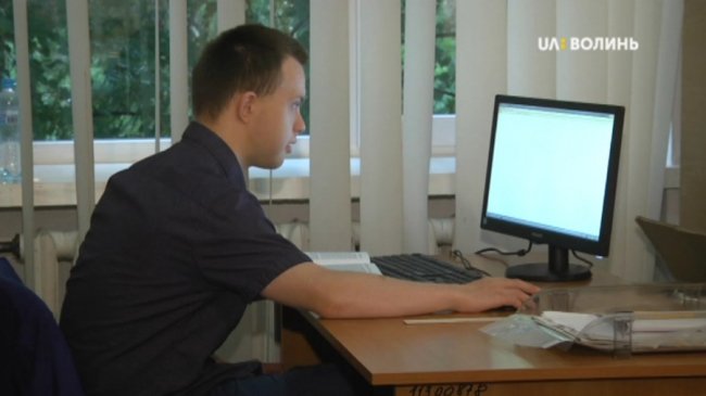 Показали перші робочі дні лучанина, який першим в Україні з синдромом Дауна здобув вищу освіту. ВІДЕО