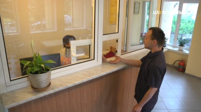 Показали перші робочі дні лучанина, який першим в Україні з синдромом Дауна здобув вищу освіту. ВІДЕО