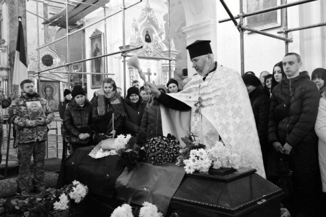 У Луцьку під дощем попрощалися з двома загиблими Героями. ФОТО