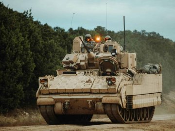 Коли в Україну зі США надійдуть перші БМП Bradley