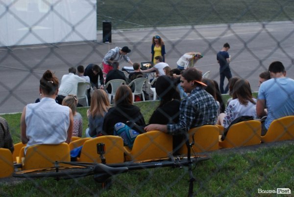 У Луцьку відкрили сезон нічного кіно просто неба. ФОТО