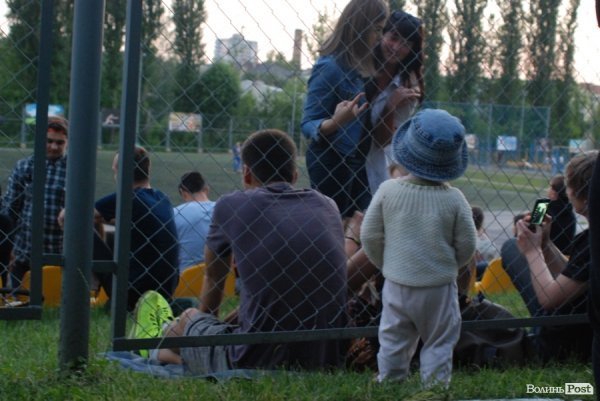 У Луцьку відкрили сезон нічного кіно просто неба. ФОТО