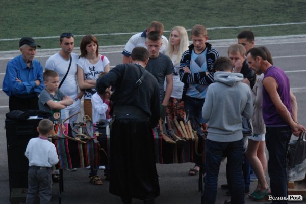 У Луцьку відкрили сезон нічного кіно просто неба. ФОТО