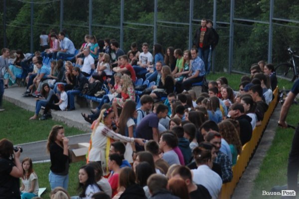 У Луцьку відкрили сезон нічного кіно просто неба. ФОТО