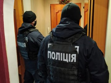 У Нововолинську поліцейські проводять масштабні обшуки. ФОТО