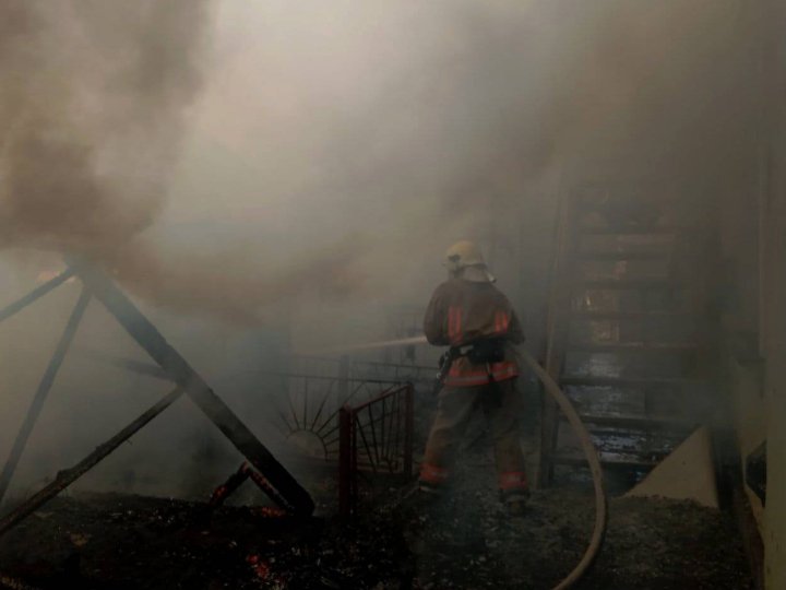 У місті на Волині з палаючої будівлі врятували жінку і троє дітей. ФОТО