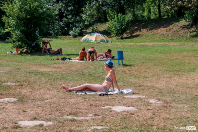 Стир, фонтани і вуличні душі: як у Луцьку рятуються від спеки. ФОТО