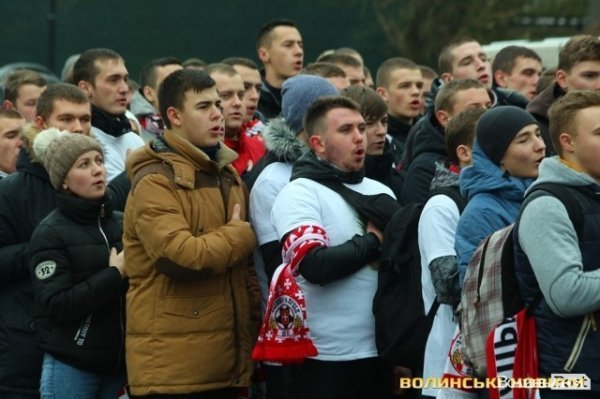 Центр Луцька оповив дим: марш фанів «Волині»