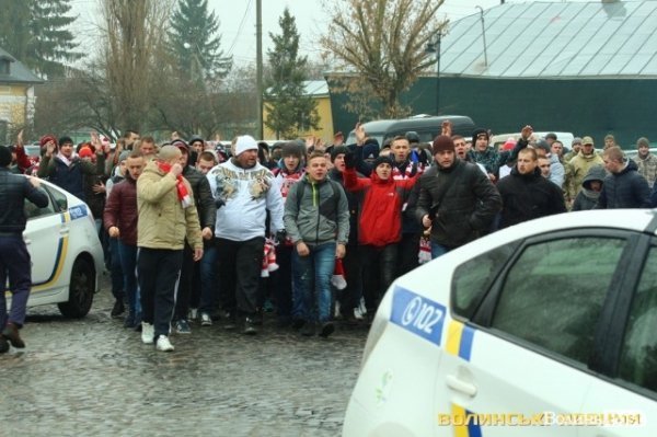 Центр Луцька оповив дим: марш фанів «Волині»