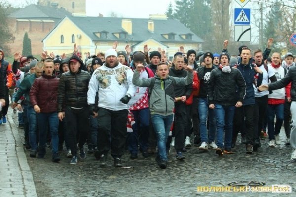 Центр Луцька оповив дим: марш фанів «Волині»