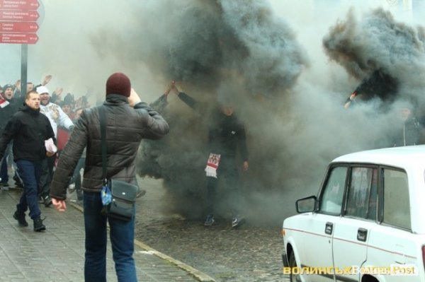 Центр Луцька оповив дим: марш фанів «Волині»