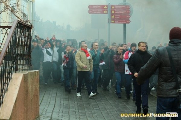 Центр Луцька оповив дим: марш фанів «Волині»