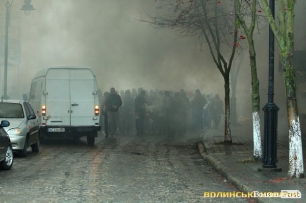 Центр Луцька оповив дим: марш фанів «Волині»