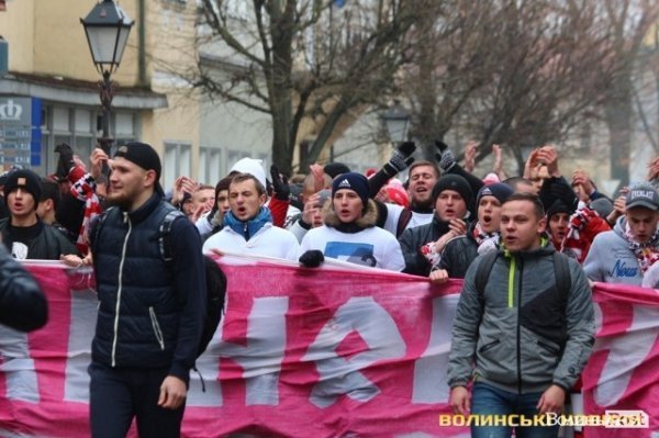 Центр Луцька оповив дим: марш фанів «Волині»