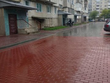 У Луцьку підрядник за свої гроші виправить невдалий ремонт дворів 