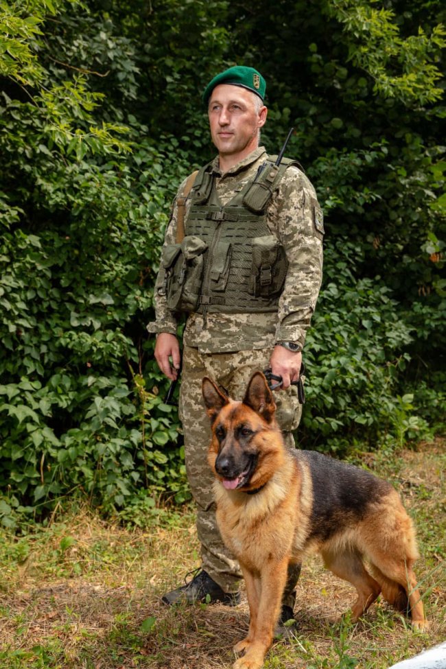 У пам'ять про загиблого волинського прикордонника виготовили портрет із 25 тисяч сірників 