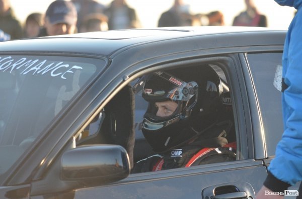 Під Луцьком відбувся чемпіонат з дрег-рейсингу. ФОТО