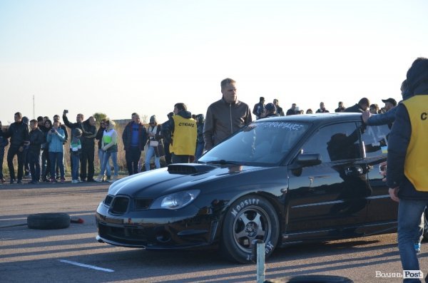 Під Луцьком відбувся чемпіонат з дрег-рейсингу. ФОТО