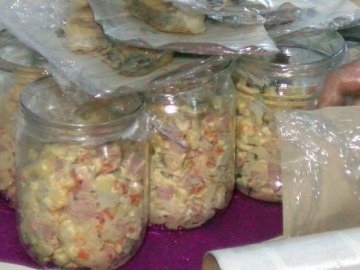 Напередодні щедрого вечора волонтери роздали пенсіонерам на Волині домашні страви. ВІДЕО