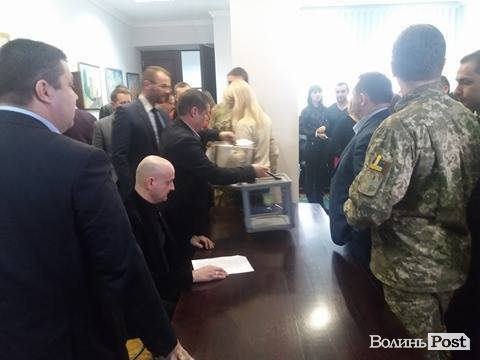 Позачергова сесія Луцької міськради. ЯК ЦЕ БУЛО