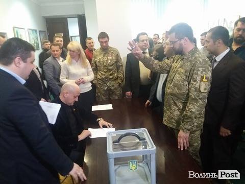 Позачергова сесія Луцької міськради. ЯК ЦЕ БУЛО