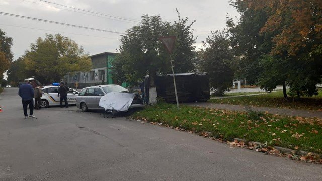 На Волині зіткнулися дві автівки: одна з них перекинулась