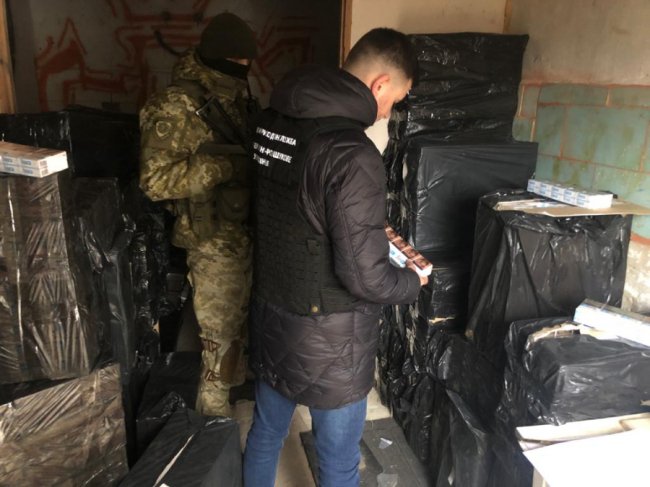 На Волині ліквідували канал незаконної реалізації контрафактних сигарет. ФОТО. ВІДЕО