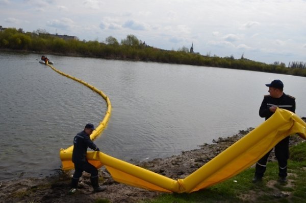 Як волинських рятувальників вчили боротися з екологічним лихом. ФОТО