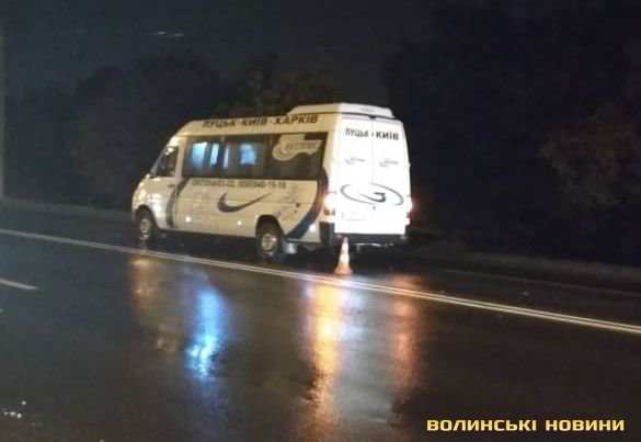 Мікроавтобус «Луцьк Експрес» збив чоловіка. ФОТО