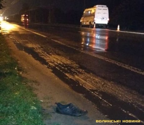 Мікроавтобус «Луцьк Експрес» збив чоловіка. ФОТО