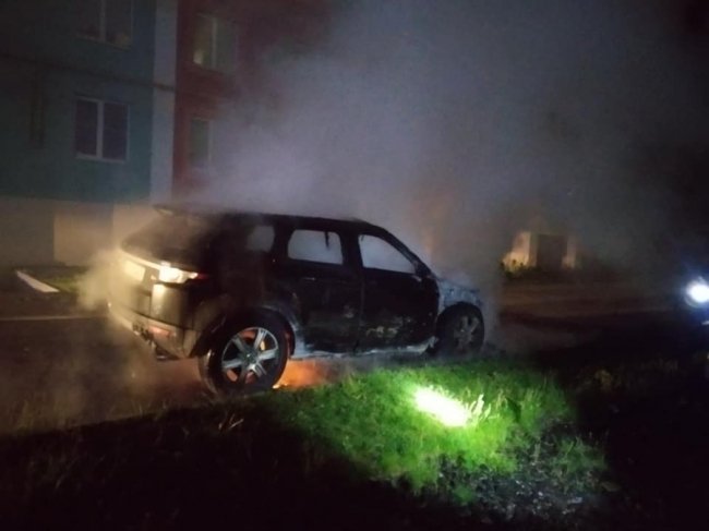 У Рівному посеред вулиці горів елітний позашляховик. ФОТО