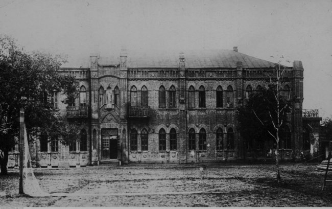 На фасаді луцького медколеджу колись був Мойсей. РЕТРОФОТО