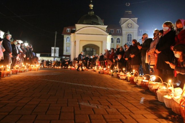 Великодня ніч: як у головному соборі Луцька освячували паски. ФОТО