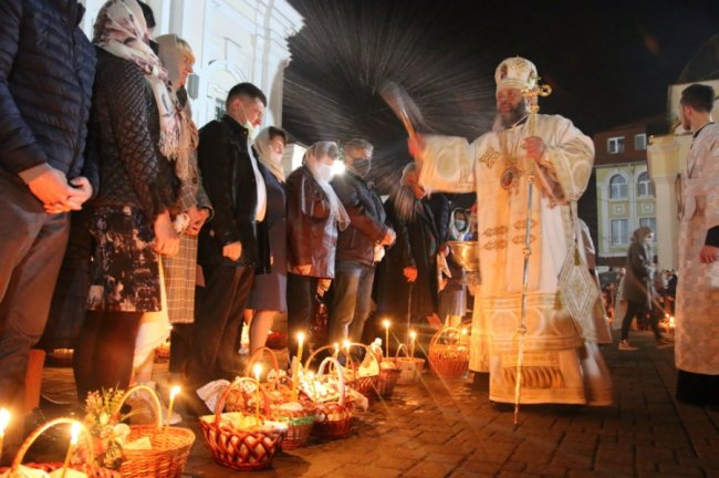 Великодня ніч: як у головному соборі Луцька освячували паски. ФОТО