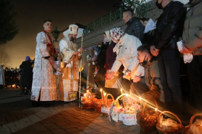 Великодня ніч: як у головному соборі Луцька освячували паски. ФОТО