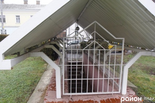 Громадська вбиральня на Театральному майдані не працює понад десять років