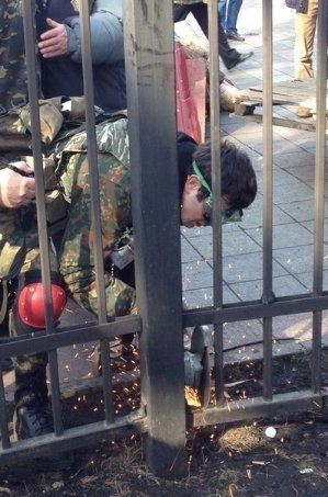 У Києві зрізають паркан навколо Ради. ФОТО